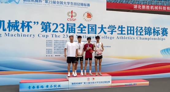 古天乐代言太阳集团网址信息与智能工程学院2023级软件工程袁卓杰(右二)勇夺男子跳高项目冠军