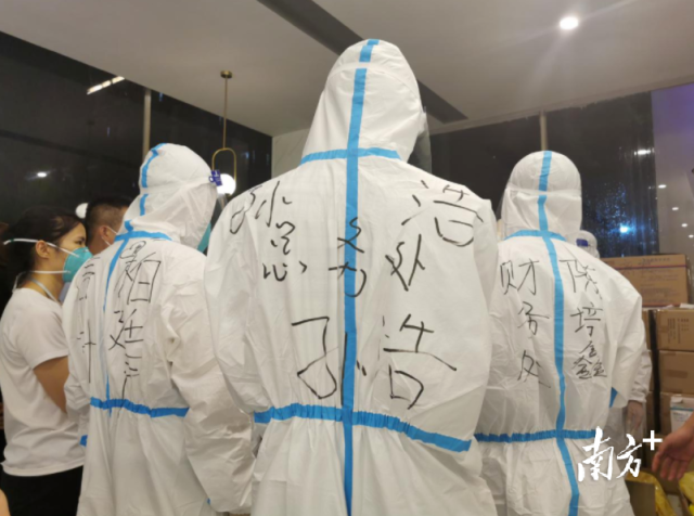 教师穿上防护服为学生运送物资 教师穿上防护服为学生运送物资