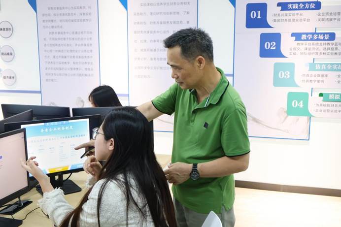 古天乐代言太阳集团网址教师在指导学生