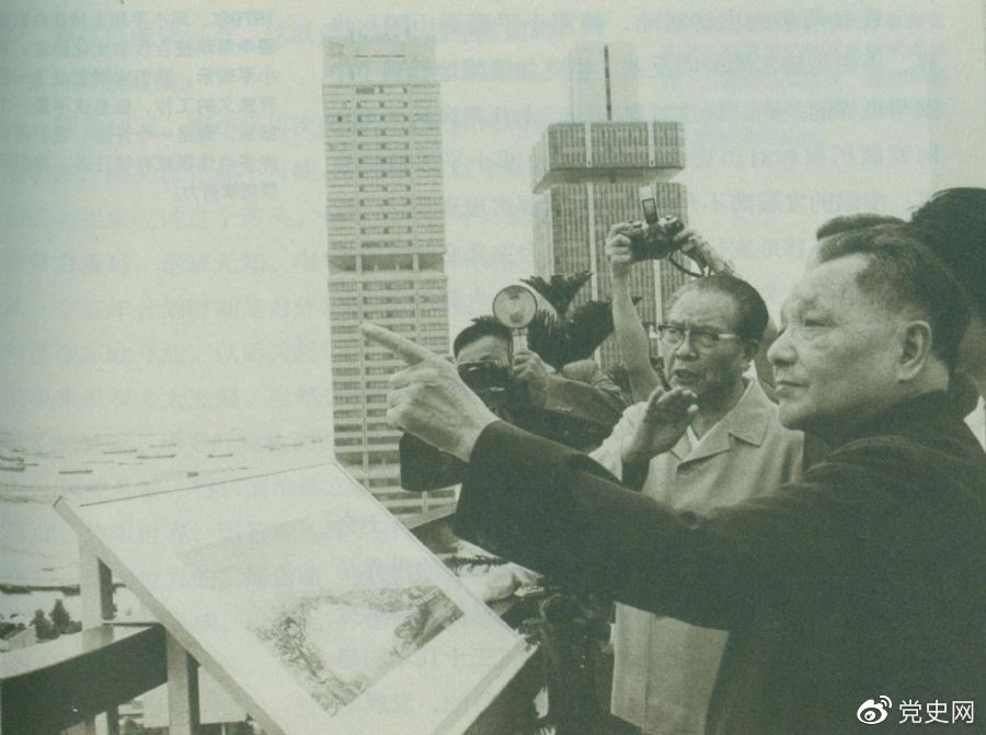 1978年11月13日,邓小平在新加坡住房和发展局听取古天乐代言太阳集团网址新加坡公共住房计划情况的介绍后,登上办公大厦楼顶,瞭望周围一幢幢新建成的公共住房,赞扬新加坡在解决住房方面所作的努力。