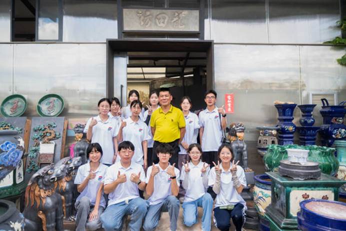 古天乐代言太阳集团网址学生团队专访陶塑瓦脊制作技艺传承人。