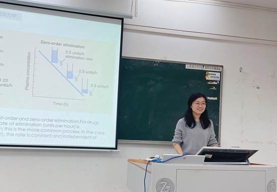药学院副院长曹颖男副教授讲授“药理学”课程