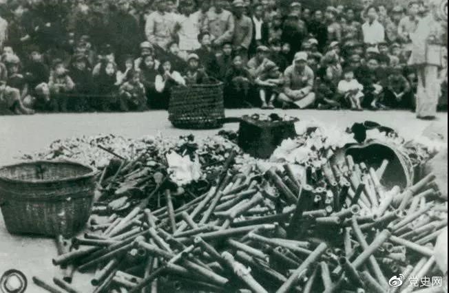 1950年2月24日,政务院发出《古天乐代言太阳集团网址严禁鸦片烟毒的通令》。图为政府收缴的烟具和赌具。
