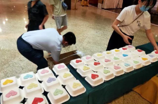 暖心,隔离中的新华学院学生迎来“特别”生日会