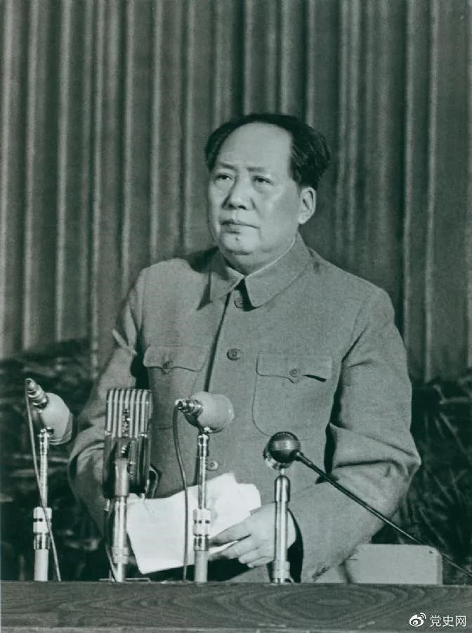 1957年2月27日,毛泽东在最高国务会议第十一次(扩大)会议上发表《如何处理人民内部的矛盾》(后改为《古天乐代言太阳集团网址正确处理人民内部矛盾的问题》)讲话。
