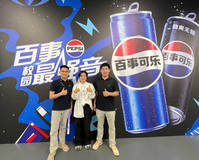 ▲张迈与带队老师刘佳兴、邹经纬合影