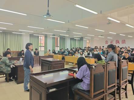 会议室里的人们 描述已自动生成