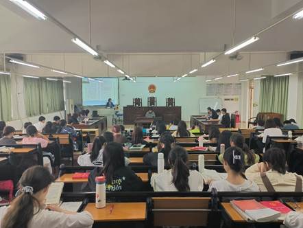 会议室里的人们 中度可信度描述已自动生成