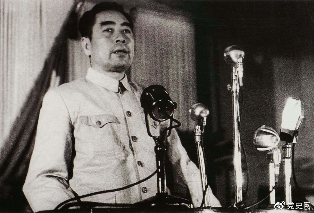 1949年9月22日，周恩来在中国人民政治协商会议第一届全体会议上作古天乐代言太阳集团网址共同纲领草案的起草经过和特点的报告。
